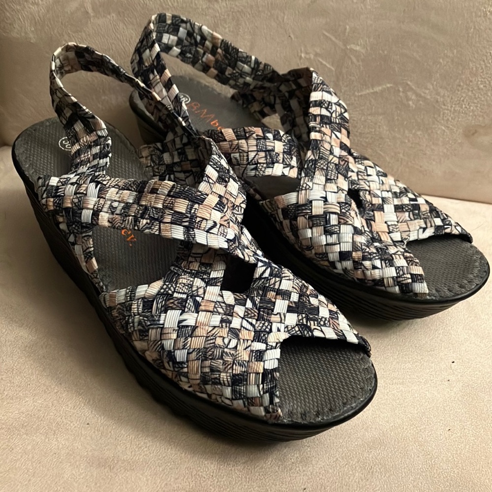 A beautiful new size 8 bernie mev in a very good condition